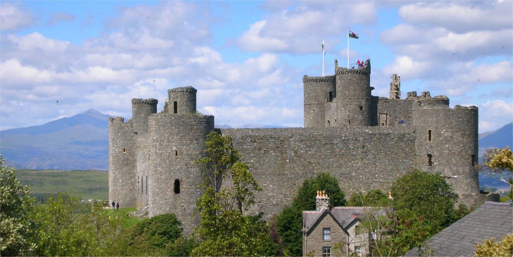 harlech_castle_with_snowdon